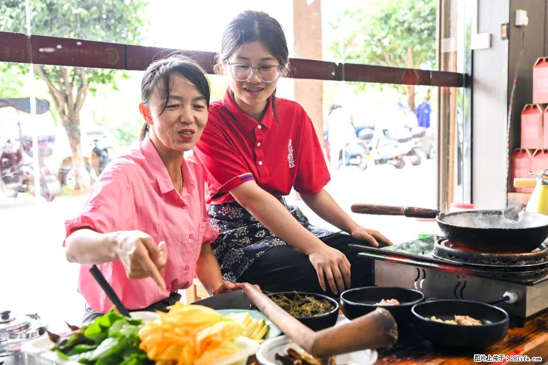 全网追的“扁担女孩”,找了一份暑假工,时薪12元 - 乌鲁木齐生活资讯 - 乌鲁木齐28生活网 xj.28life.com