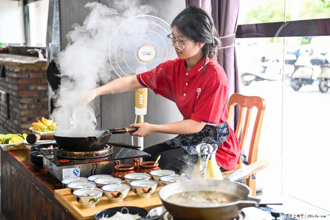全网追的“扁担女孩”,找了一份暑假工,时薪12元 - 乌鲁木齐生活资讯 - 乌鲁木齐28生活网 xj.28life.com